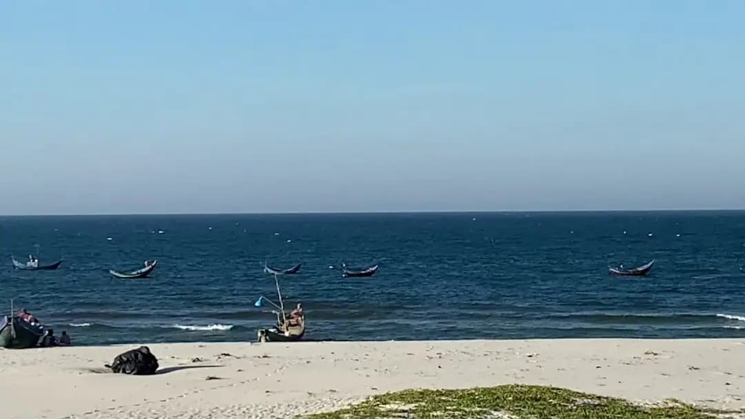 Thuyền và làng chài ven biển