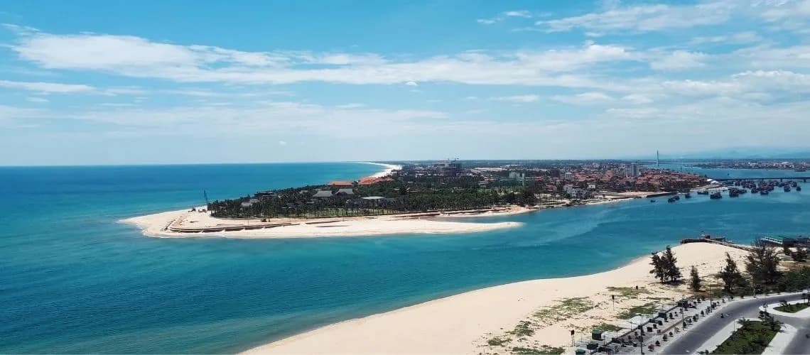 Không gian ven biển thanh bình tại Vũng Chùa Đảo Yến